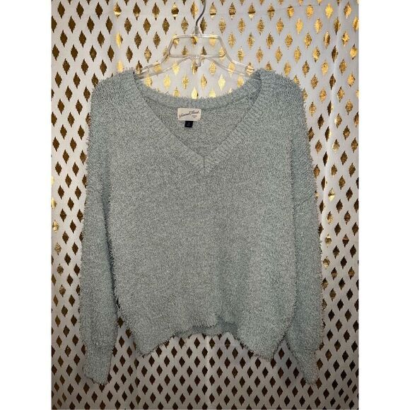 Universal thread Fuzzy v neck sweater size M - Picture 1 of 3